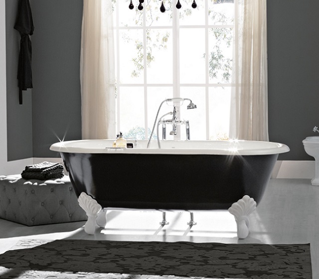 vasca da bagno con piedini