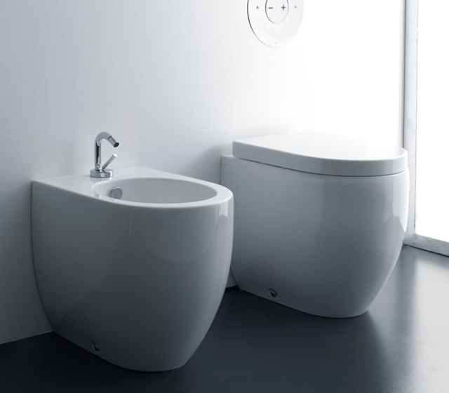 Coppia sanitari a terra Flo Mini