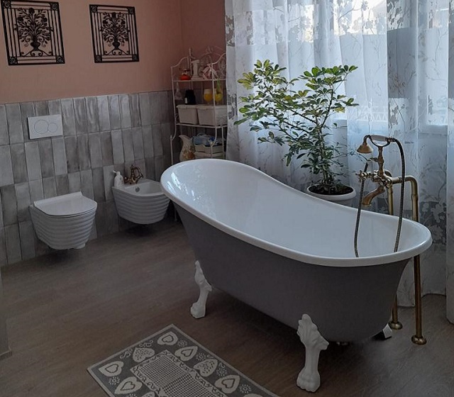 Vasca da bagno Retrò Color freestanding con piedini bianchi