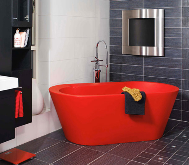 Vasca centro stanza colorata illuminata luce