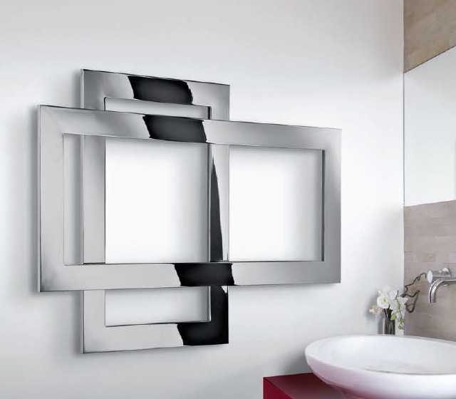 Termoarredo design particolare Cross Q Crom orizzontale sopra i sanitari Termoarredo design particolare Cross Q Crom orizzontale sopra i sanitari