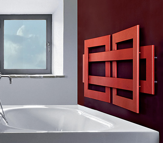 Termoarredo design particolare Cross orizzontale sopra i sanitari