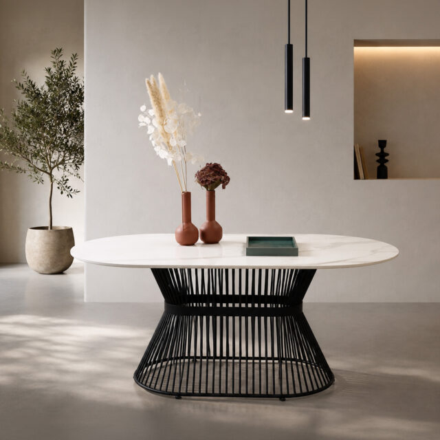 Tavolo da pranzo su misura in gres porcellanato effetto marmo Calacatta con piano ovale dai bordi stondati e base tubolare in acciaio nero opaco. Design contemporaneo, elegante e personalizzabile. Custom-made porcelain stoneware dining table with Calacatta marble-effect oval top, rounded edges and matte black steel base. Contemporary design. Custom-made porcelain stoneware dining table with Calacatta marble-effect oval top and black steel base. antigraffio antimacchia resistente al calore facile da pulire tavolo organico tavolo forma organica tavolo sagomato tavolo bordi arrotondati tavolo soft shape tavolo luxury moderno tavolo minimal design tavolo scultoreo tavolo contemporaneo tavolo living moderno